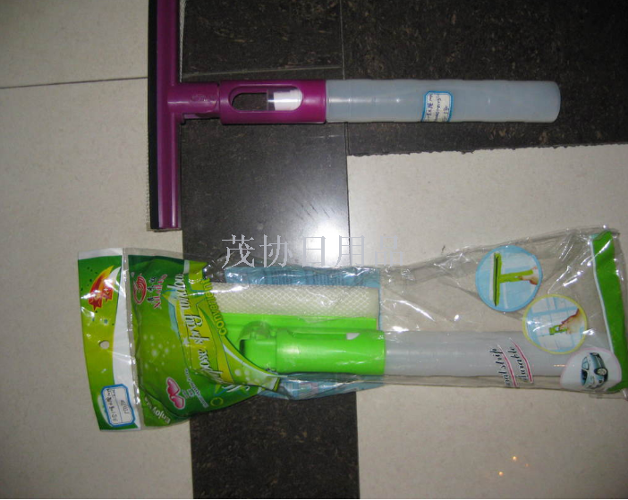 Convenient and practical, a three-in-one cleaning tool for water spraying, cleaning and glass scraping