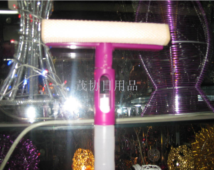 Convenient and practical, a three-in-one cleaning tool for water spraying, cleaning and glass scraping details Picture