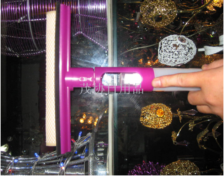 Convenient and practical, a three-in-one cleaning tool for water spraying, cleaning and glass scraping Specification image