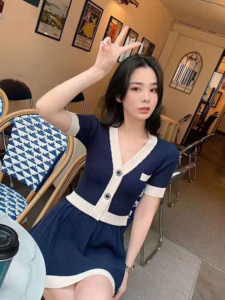 A short V-neck, color-blocking, waist-cinching, thin knitted sweater, T-shirt, top and short skirt two-piece set for women