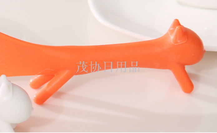The squirrel rice spoon is a super cute standing non-stick rice spoon. It's a small kitchen tool for serving rice