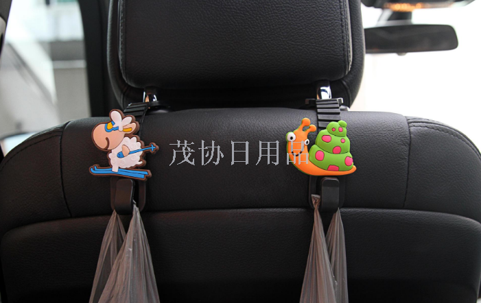 Creative cartoon car hook plastic silk scarf hook product, 2 sets of hooks, novel and special product price Application Scenario