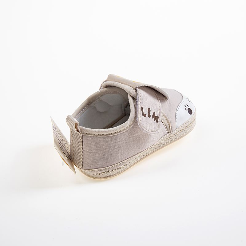 Little lion baby feet can't breathe off one shoe
