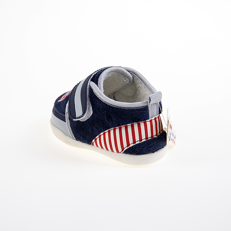 Striped and fleece-padded shoes keep you warm