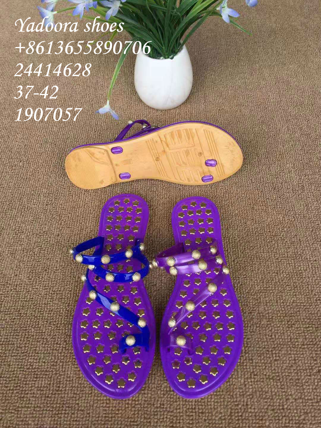 New women's flip-flops, with a novel design