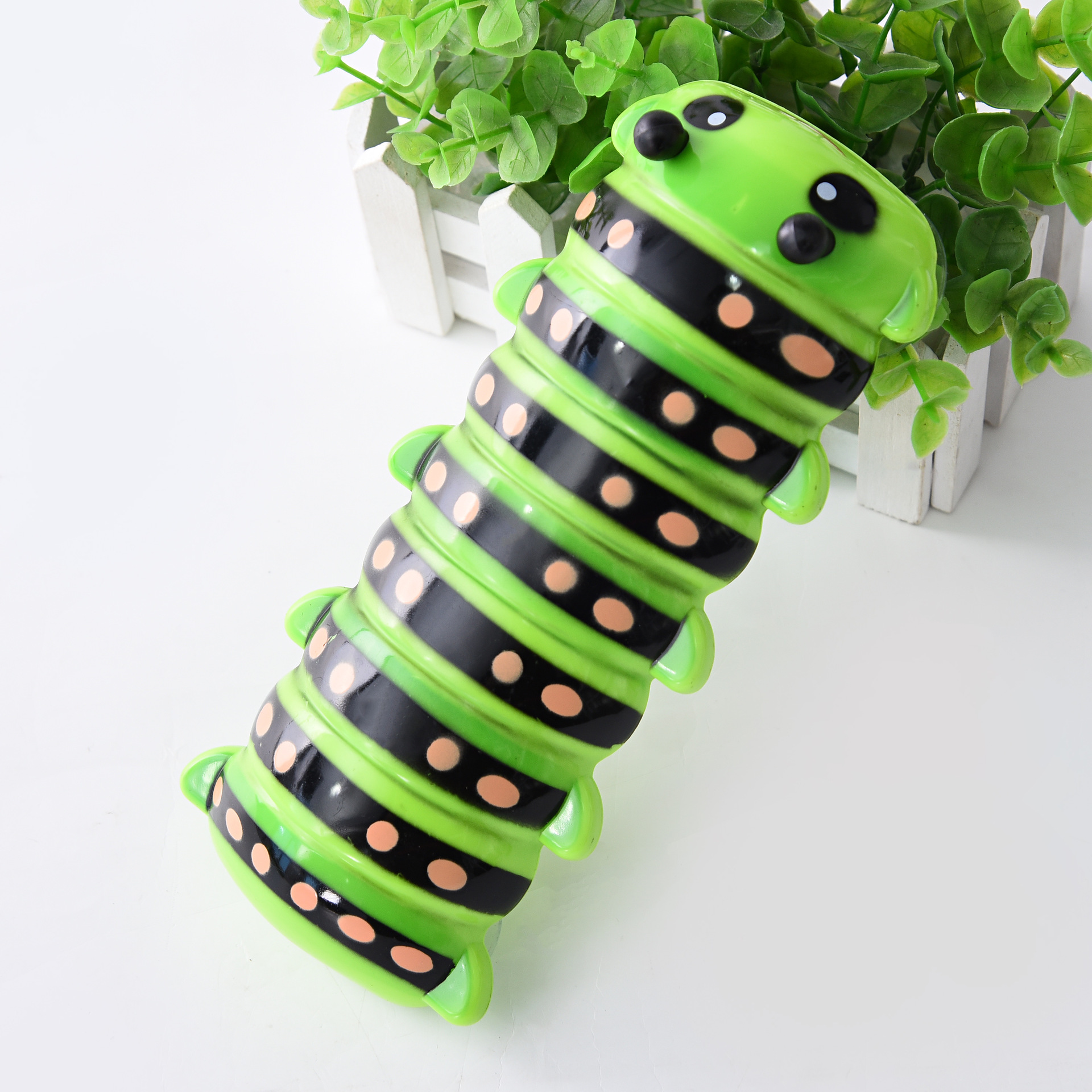 Direct sales and wholesale of best-selling cartoon caterpillar outdoor thermometers and cartoon bee beetle thermometers from the manufacturer Specification image