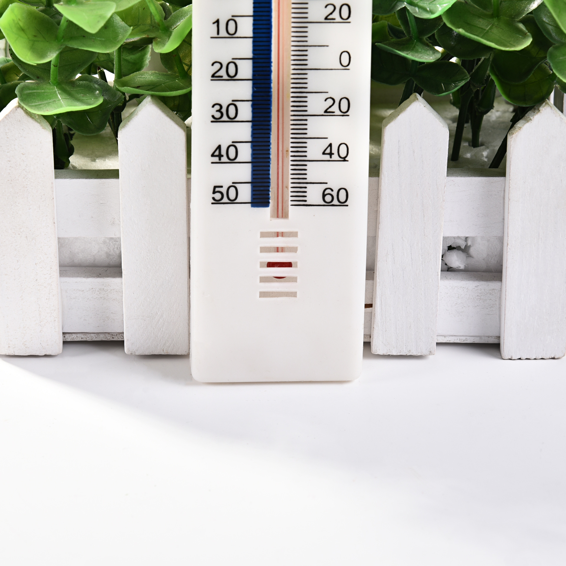 Wholesale household plastic temperature meters, five-color card thermometers, and plastic single-piece thermometers Application Scenario