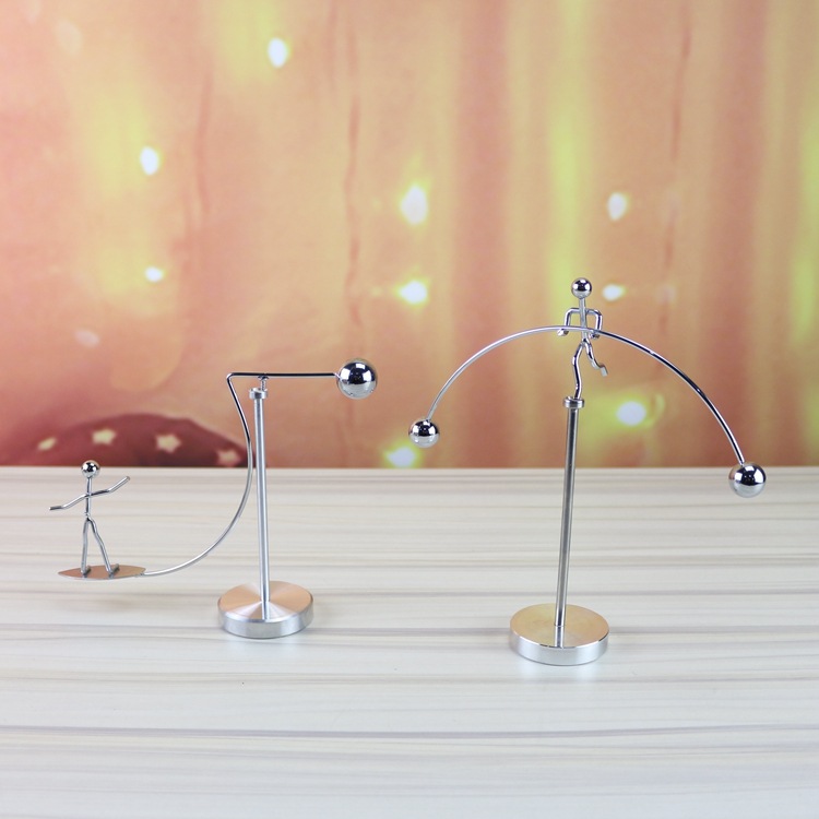 高脚不倒翁旋转小铁人 小商品创意新奇特个性桌面装饰