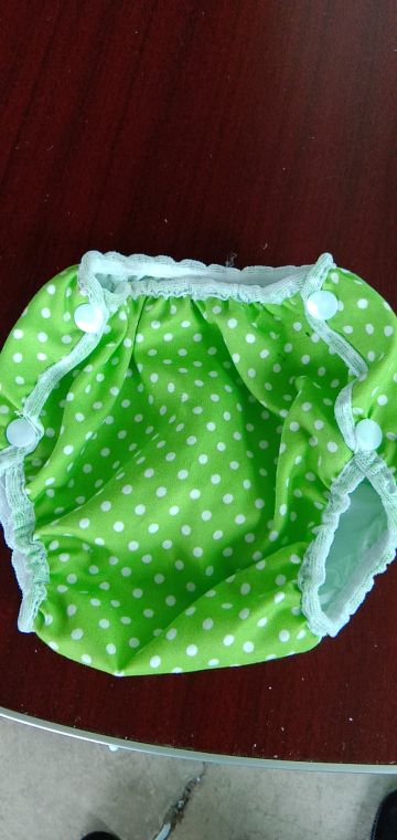 小孩穿订扣防水尿裤