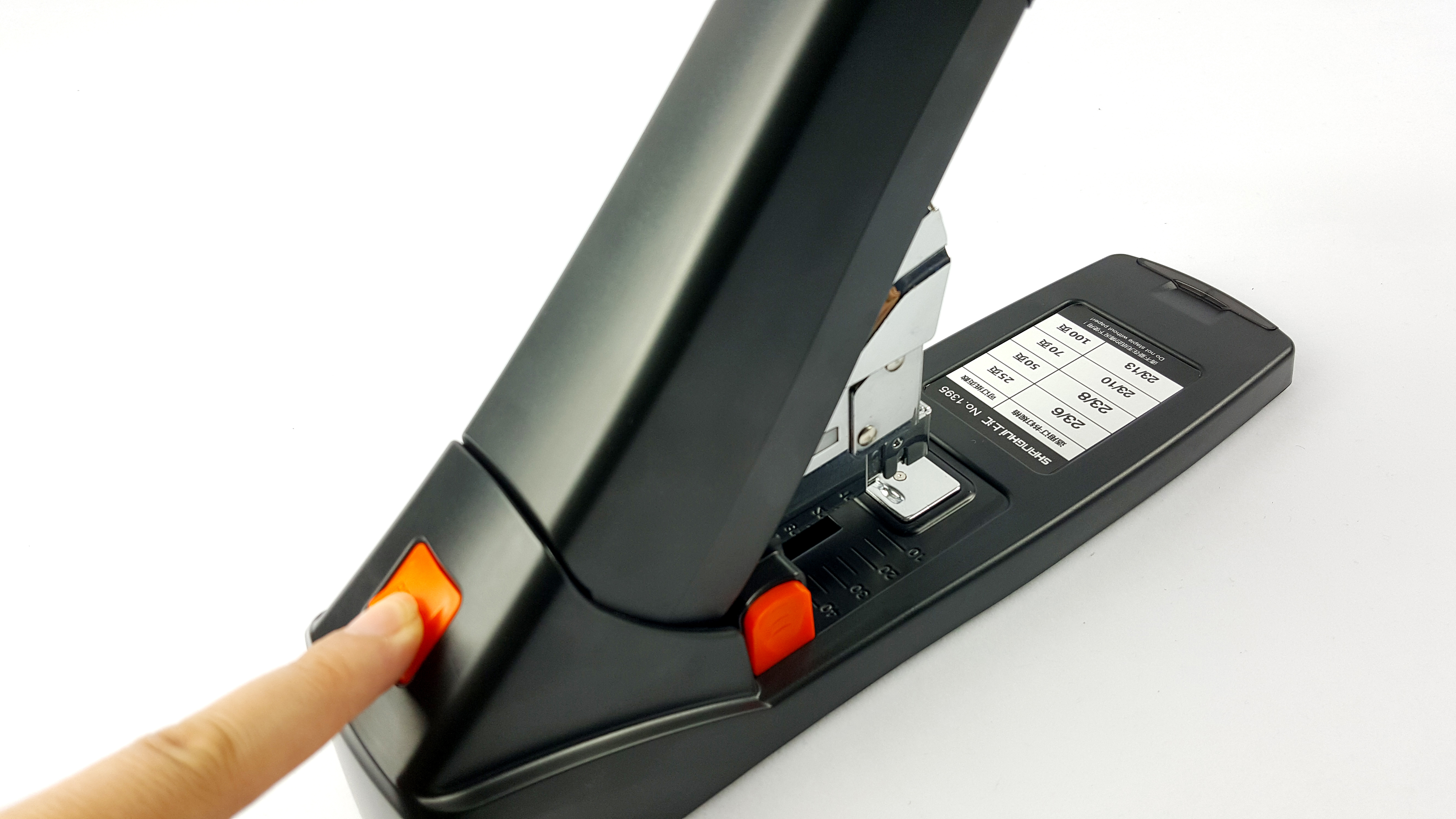 厚层省力订书机重型订书机装订机24/6统一订书机STAPLER订书针机白底实物图