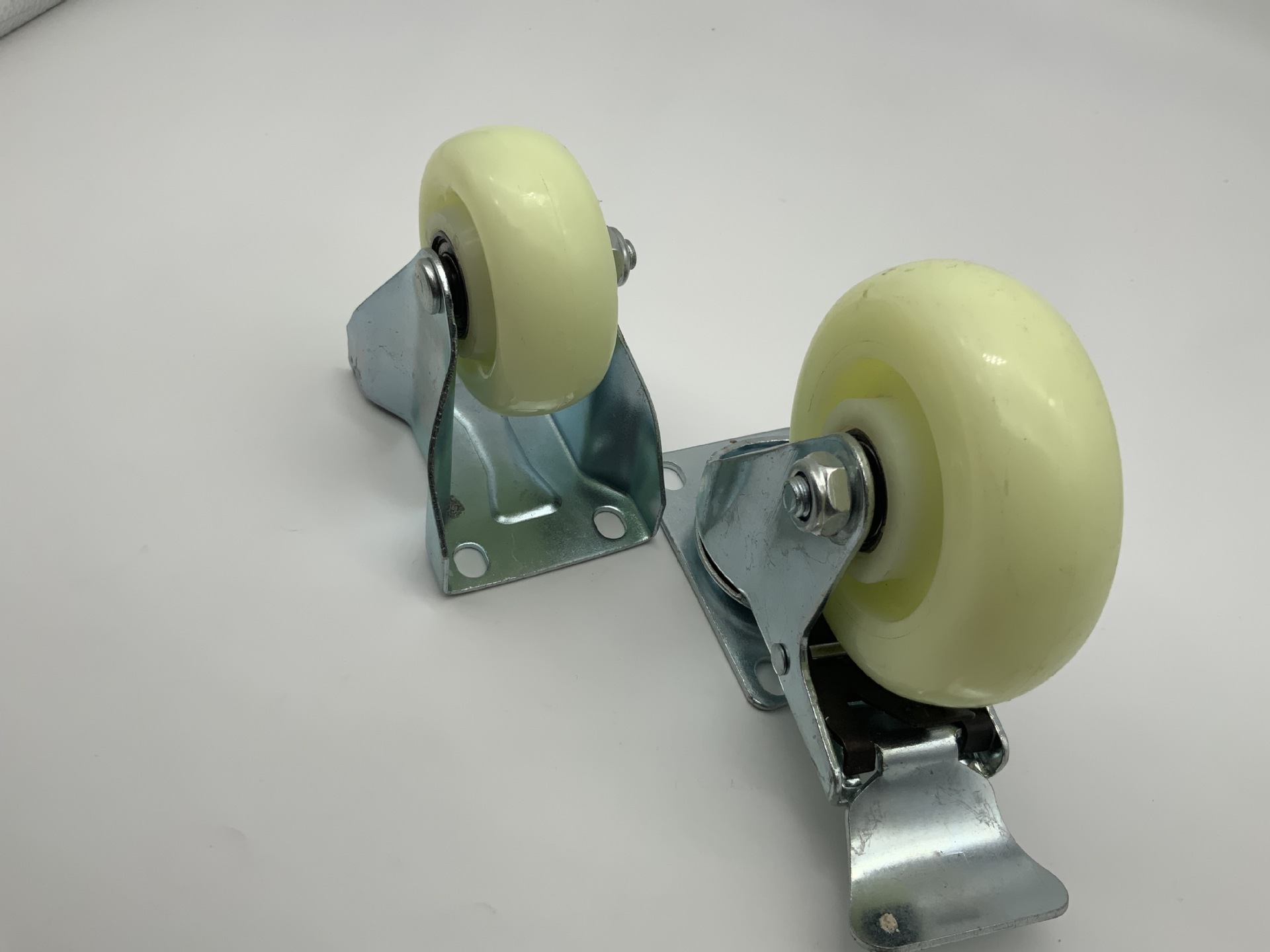 High-Quality Swivel Casters With Milky White Flat Bottom And Brakes Specification drawing