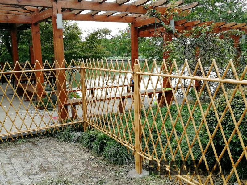 82 Redlong bambus-like guardrails, ecological park, farmhouses, fences, amusement parks, bamboo joints Application Scenario
