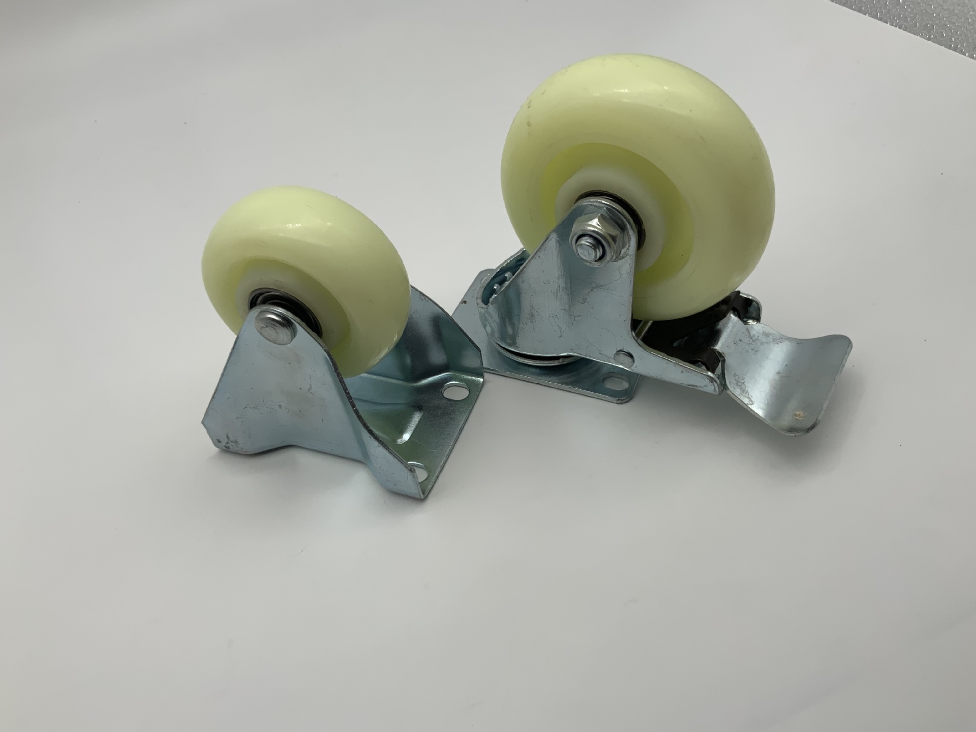 High-Quality Swivel Casters With Milky White Flat Bottom And Brakes Application Scenario