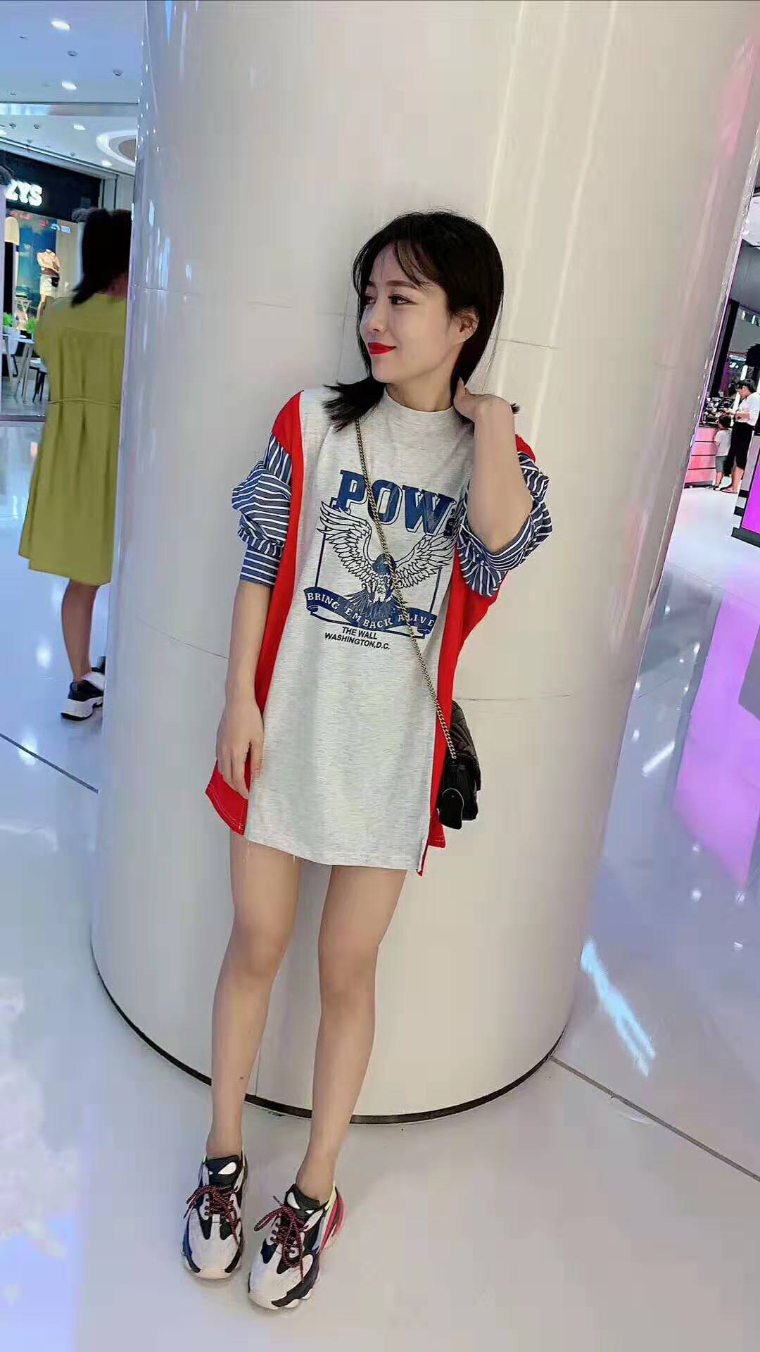 This autumn outfit features a color-blocking and striped long-sleeved sweatshirt with a unique, loose and casual design for women Specification image