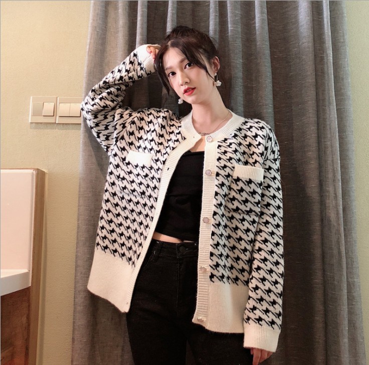 A short knitted cardigan with a checkered pattern for women's wear, a stylish and versatile ins top Application Scenario