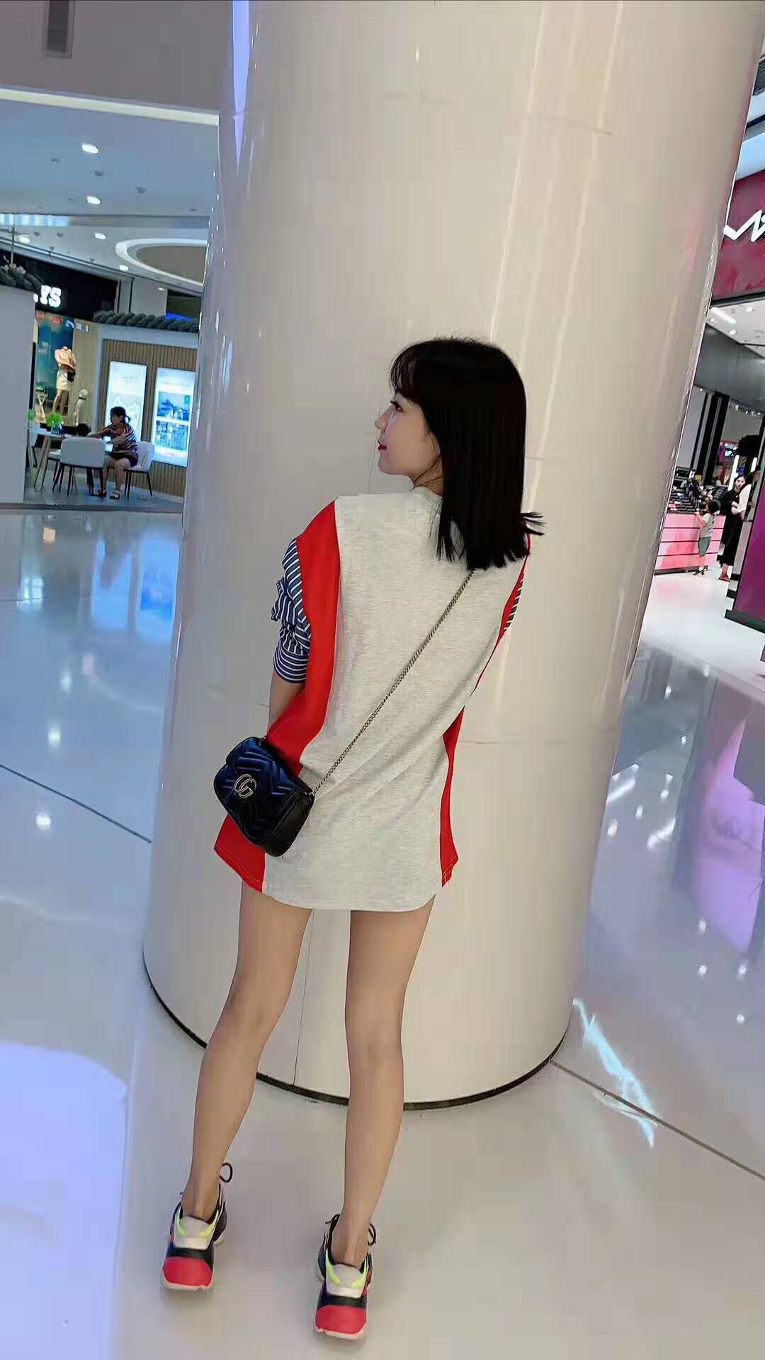 This autumn outfit features a color-blocking and striped long-sleeved sweatshirt with a unique, loose and casual design for women details Picture