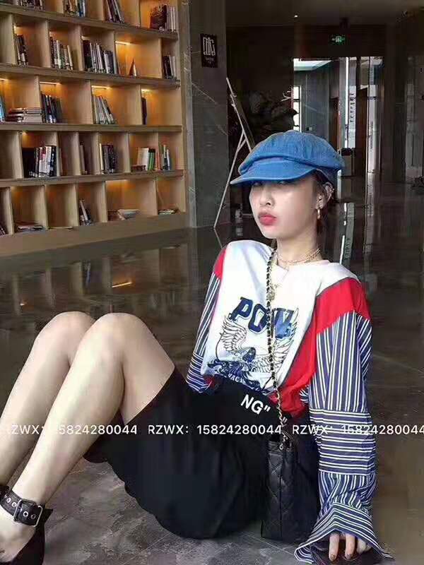 This autumn outfit features a color-blocking and striped long-sleeved sweatshirt with a unique, loose and casual design for women Item Picture