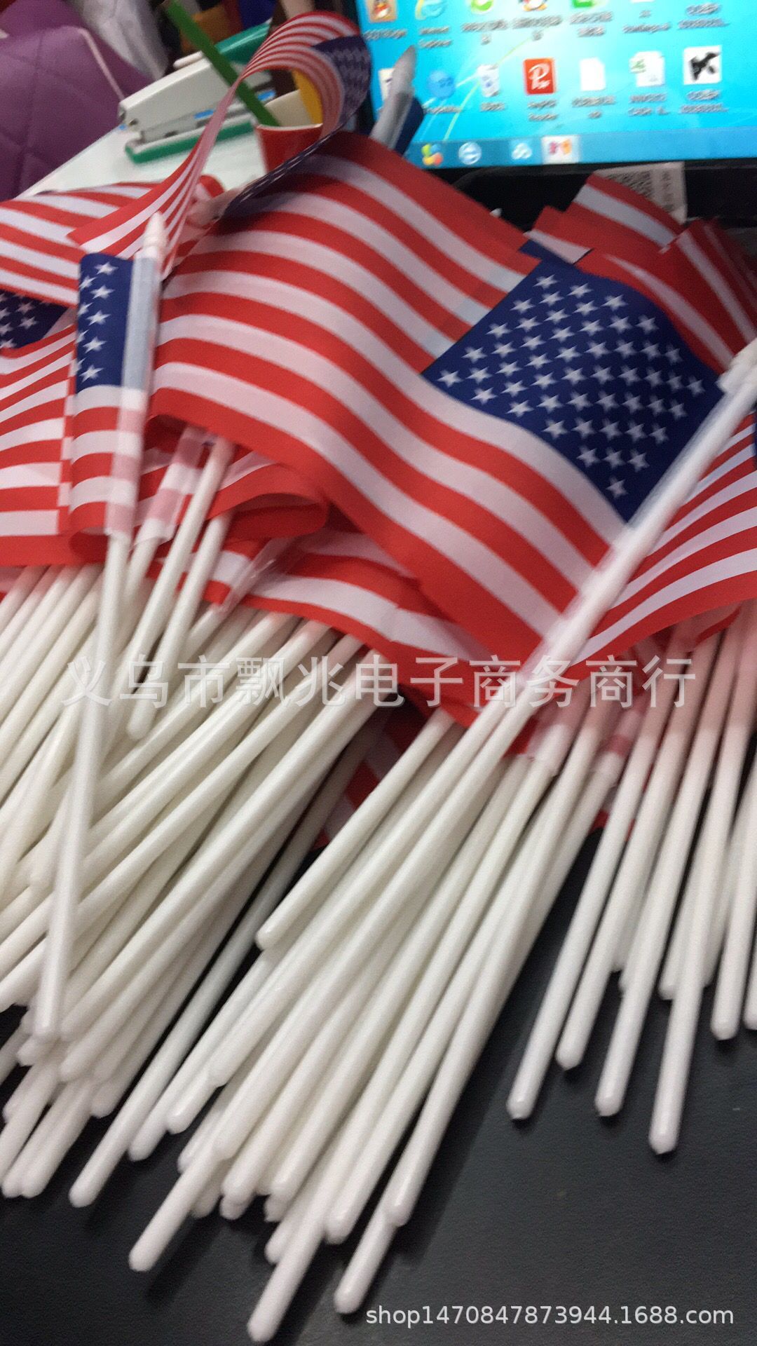 美国手摇旗14*21cm杆子实心杆子长32cm厂家直销一包12pcs