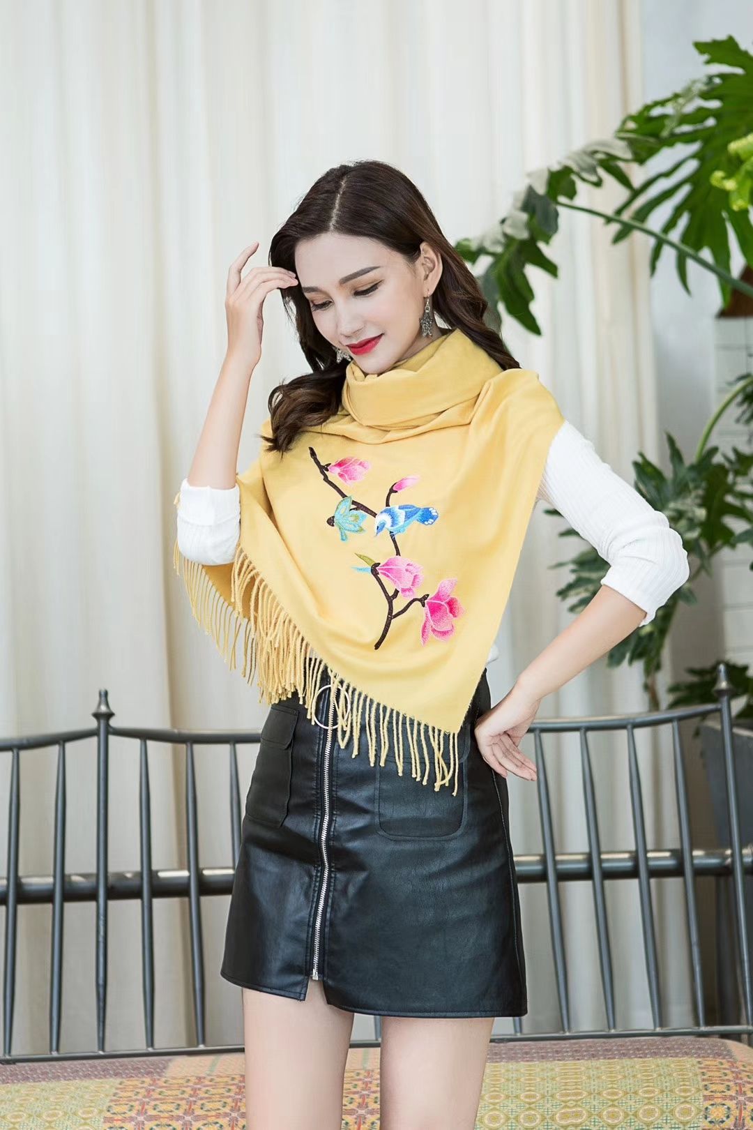 围巾披肩秋冬季羊绒绣花披肩 民族风精品刺绣细节图