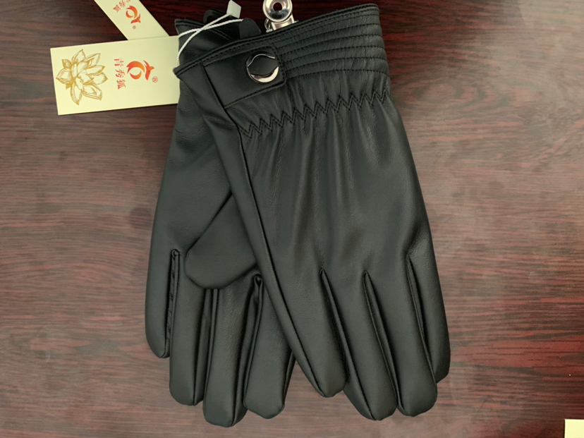 Made of faux leather touch screen gloves for both men and women Application Scenario