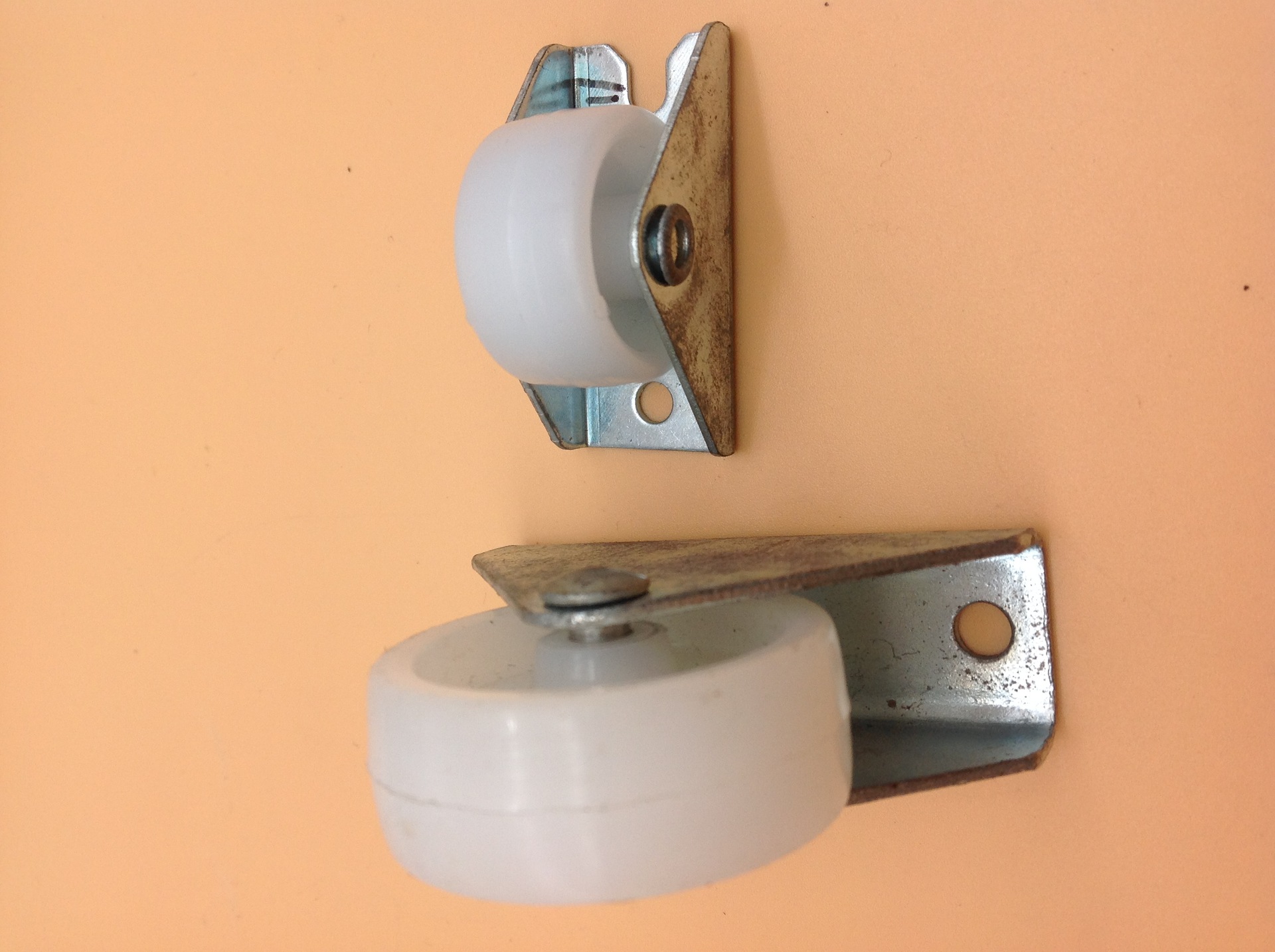 Shuzan 1.5-inch white PP directional casters are suitable for sliding Windows and hardware furniture. They are quiet, smooth and easy to use for moving Application Scenario