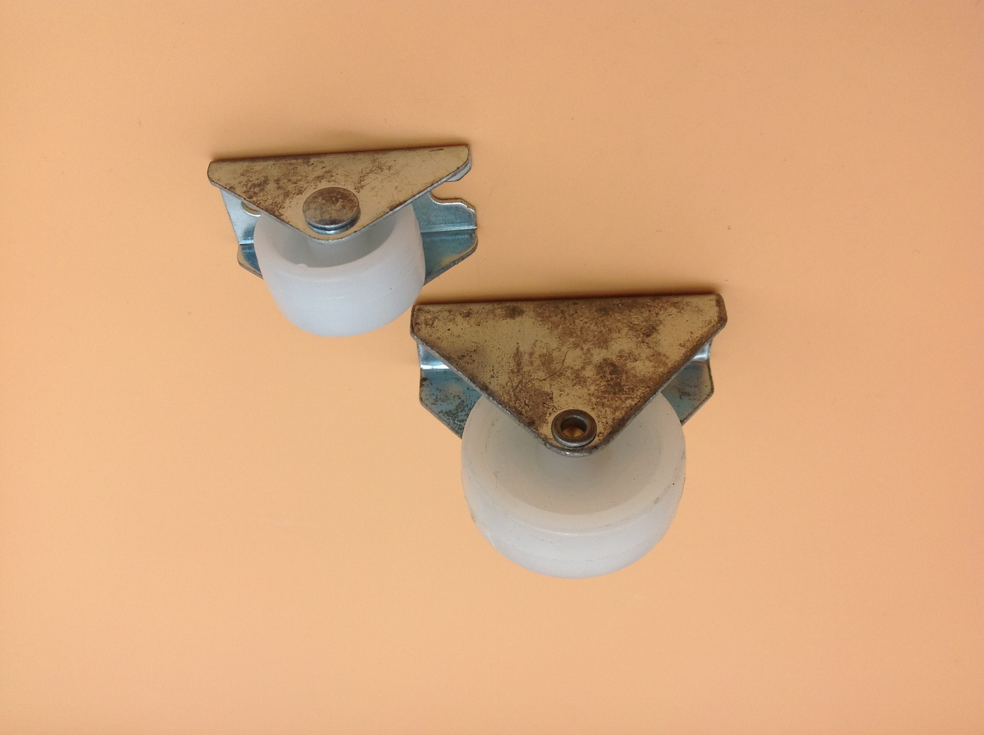 Shuzan 1.5-inch white PP directional casters are suitable for sliding Windows and hardware furniture. They are quiet, smooth and easy to use for moving