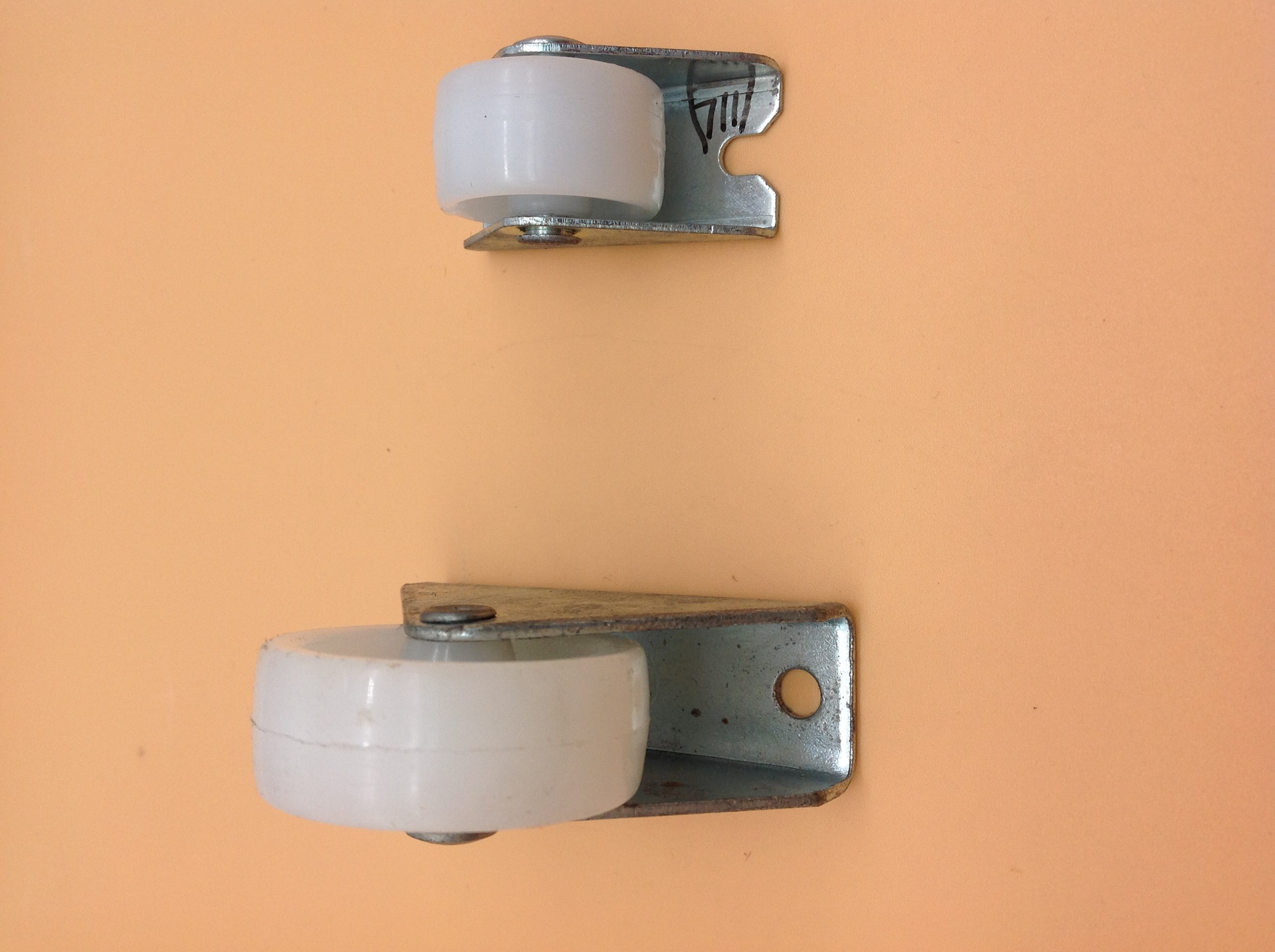 Shuzan 1.5-inch white PP directional casters are suitable for sliding Windows and hardware furniture. They are quiet, smooth and easy to use for moving details Picture