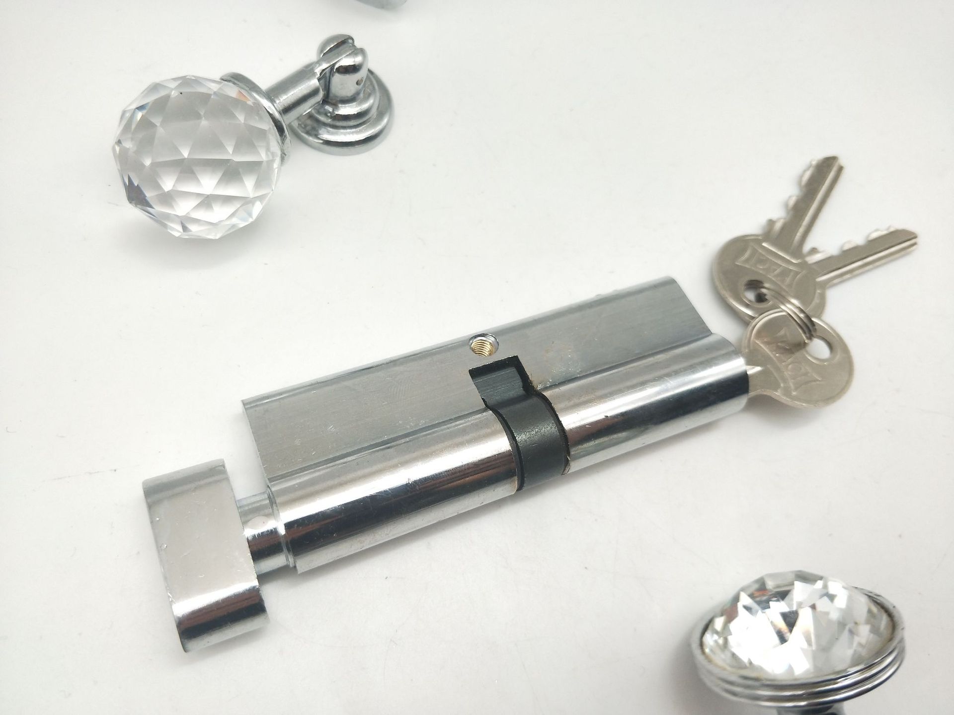 Shuzan zinc alloy single lock core 90 room door intelligent lock casement window with computer key, safe, anti-theft and durable Application Scenario