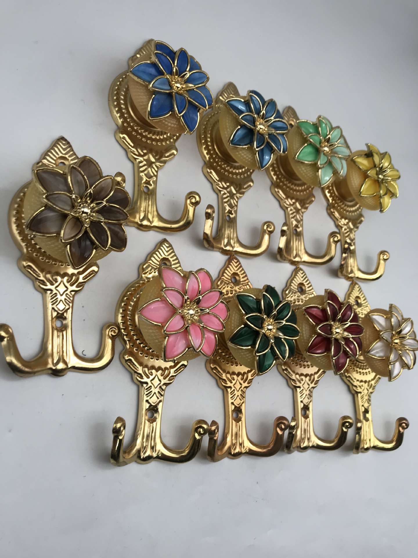 High-Quality Plastic Coat Hooks For The Painting Table Application Scenario
