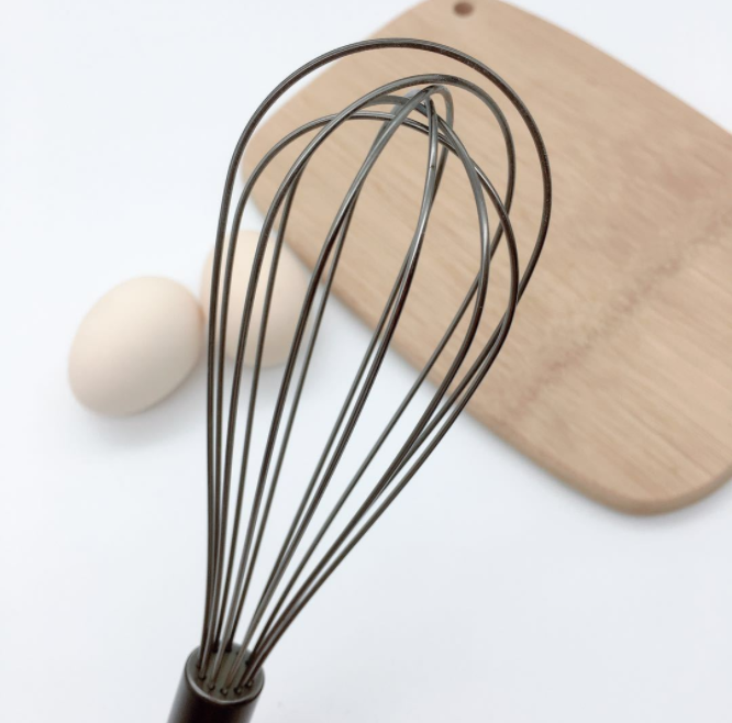 10-inch titanium-coated manual egg beater, egg mixer, flour and cream mixer, kitchen baking tool Application Scenario