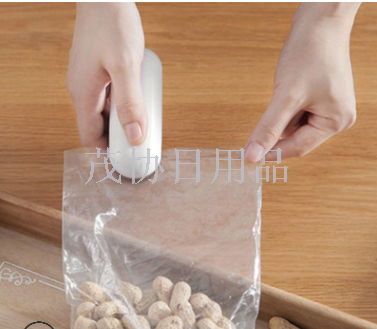 创意便捷迷你家用零食塑料夹密封手压封口机真空食品保鲜封口器产品图