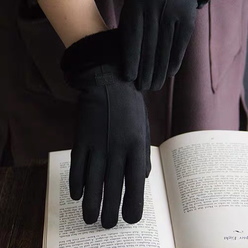 The gloves for ladies in winter are thickened with suede for warmth and cold protection. They have a touch screen and are anti-slip and thickened for outdoor cycling and driving Application Scenario