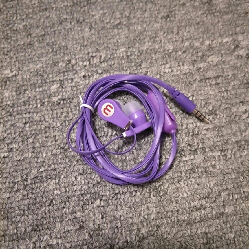 Yinm is a smart and universal mobile phone headset with a microphone Item Picture
