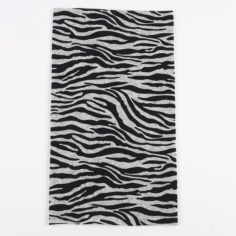 2017 Autumn And Winter New Outdoor Sports Ladies Headscarf Multi-Functional Warm Imitation Cashmere Magic Headscarf Manufacturers Wholesale Application Scenario
