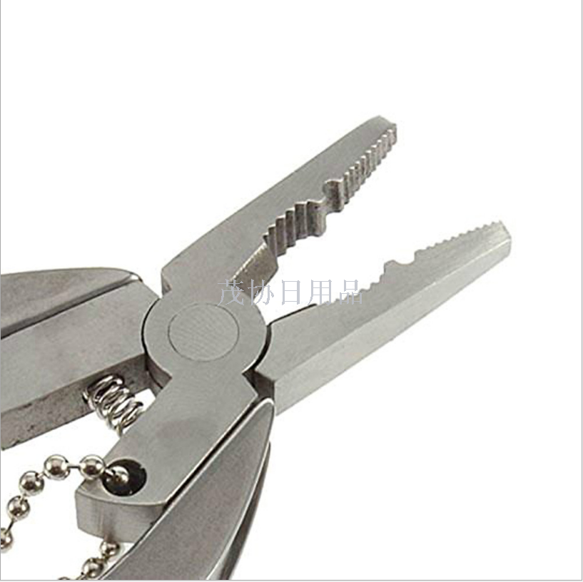 Mini multi-purpose folding pliers, multi-functional pliers, screwdrivers, nail files, key hangers Application Scenario