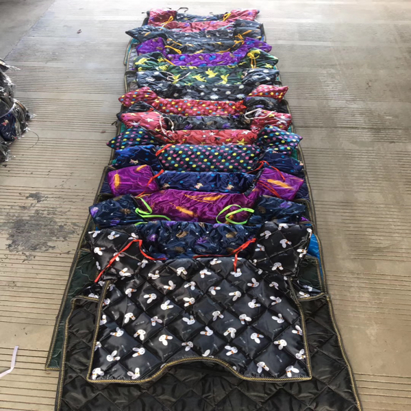 厂家批发电动车大拇指挡风被冬季加厚加大防水电瓶车挡风罩冬天白底实物图