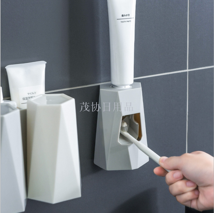 Automatic toothpaste squeezer set Wall hanging free punch toothpaste toothbrush shelf Toothpaste shelf lazy people squeeze magic