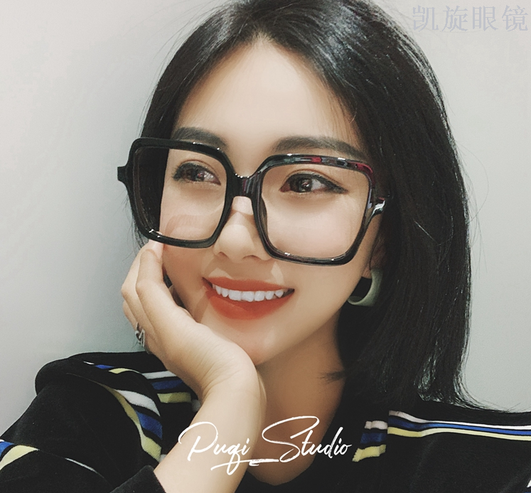 The new Korean version of large-framed glasses with black thick frames are slimming and flat, making women look trendy