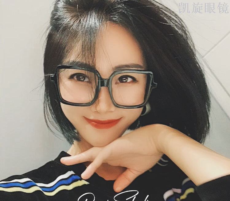 The new Korean version of large-framed glasses with black thick frames are slimming and flat, making women look trendy Application Scenario