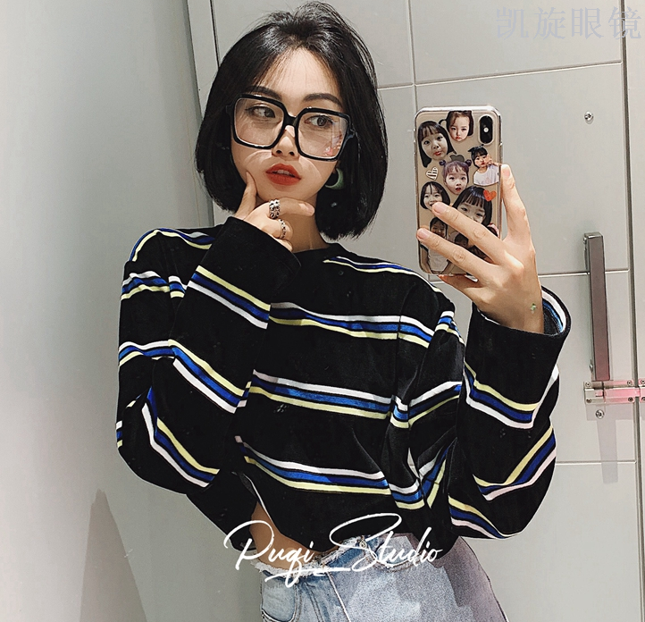 The new Korean version of large-framed glasses with black thick frames are slimming and flat, making women look trendy Specification image