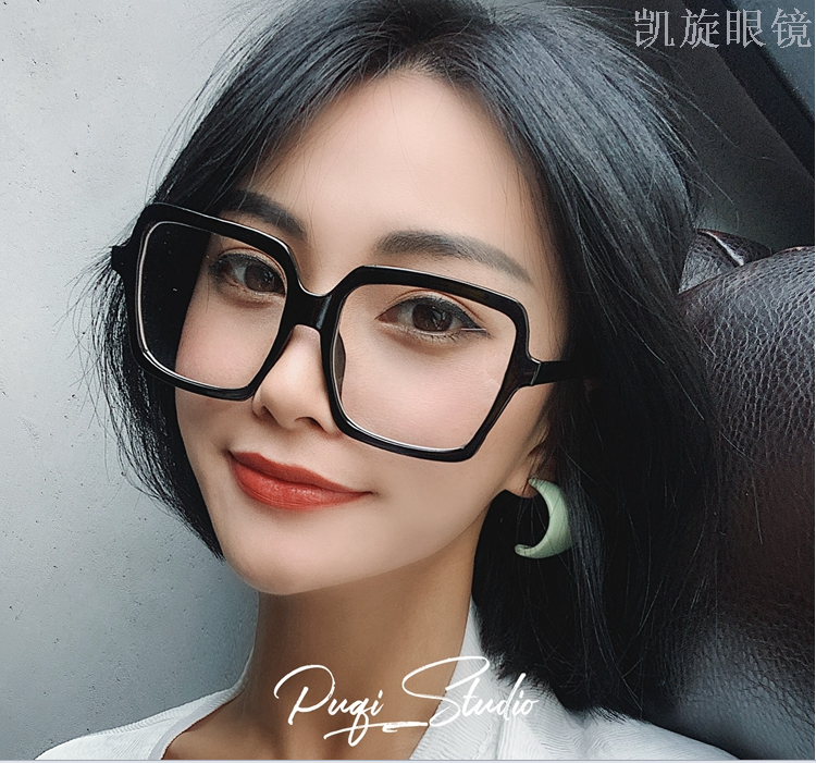 The new Korean version of large-framed glasses with black thick frames are slimming and flat, making women look trendy details Picture