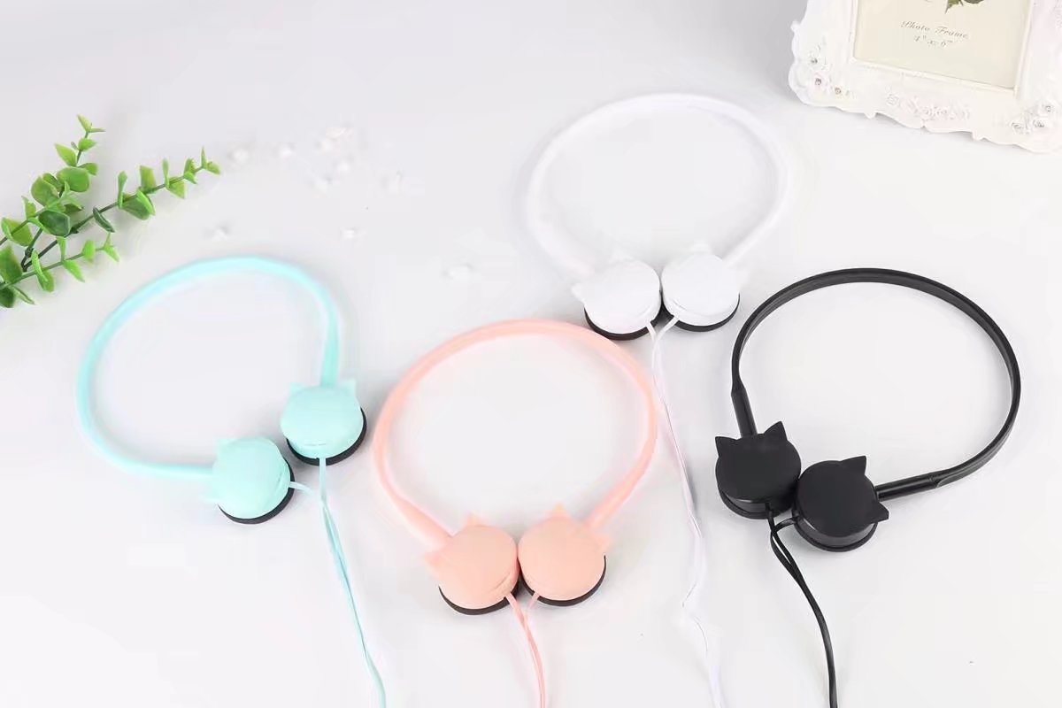 Yinbaoli Fashion and Creative cat-ear over-ear Headphones, cute girls' Headphones KN430 Application Scenario