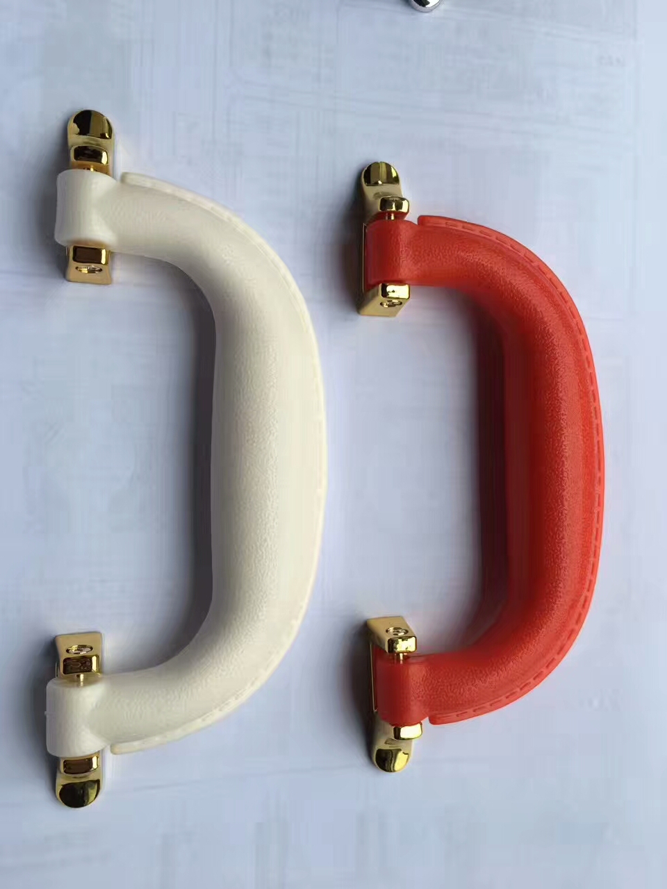 The manufacturer wholesals high-quality plastic handles for wine boxes and customizes new styles of wine box handles based on samples details Picture