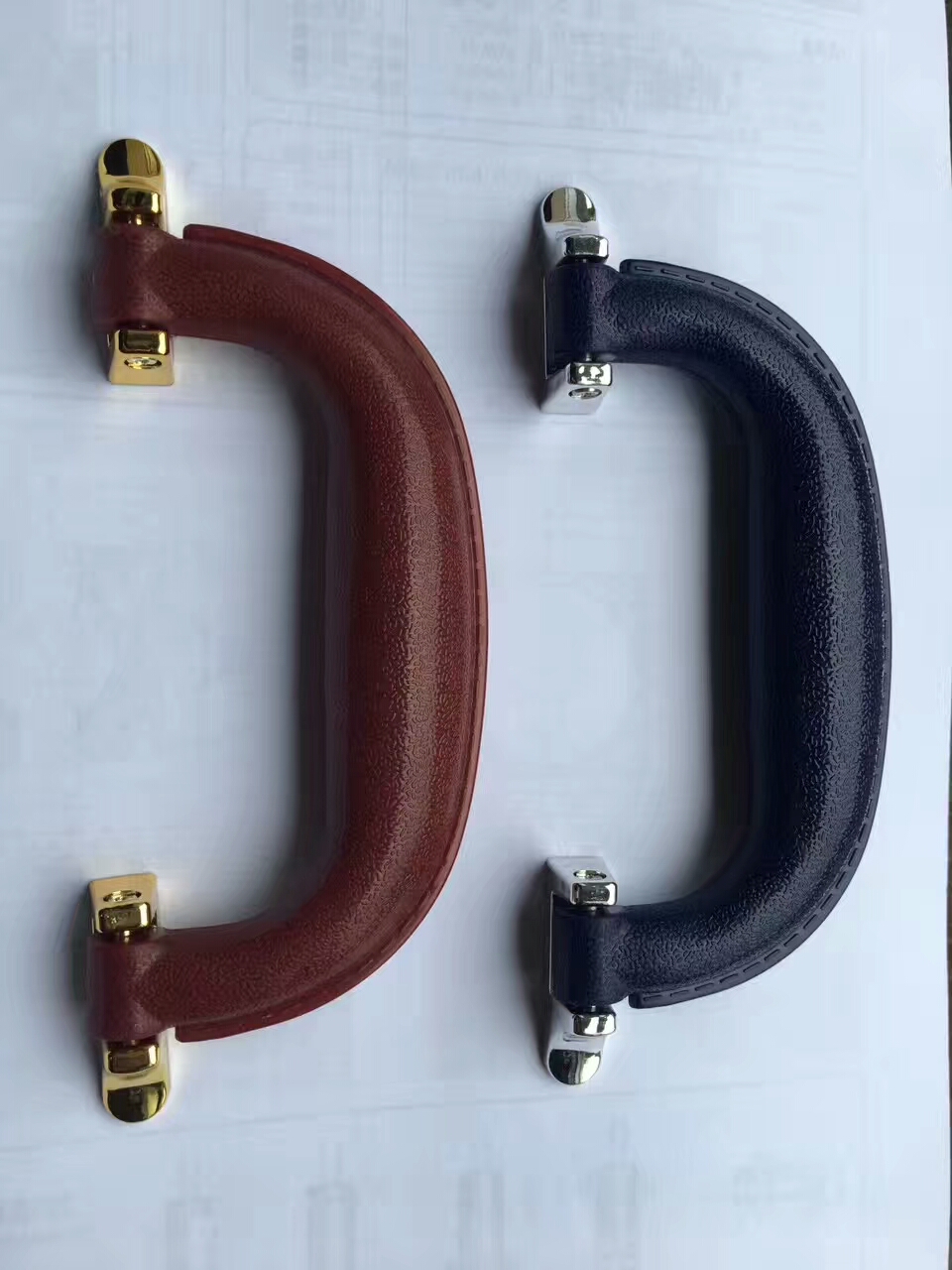 The manufacturer wholesals high-quality plastic handles for wine boxes and customizes new styles of wine box handles based on samples Specification image