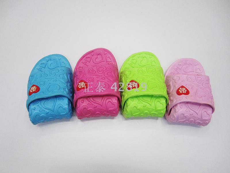 One-piece delivery service for ladies' bathroom slippers, EVA flip-flops, and home casual cooling slippers Application Scenario
