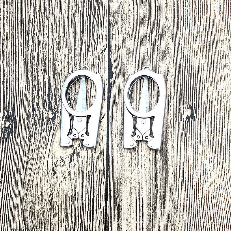 Medium-sized stainless steel travel scissors, portable folding scissors, 2-yuan mini scissors for store use, wholesale of daily necessities Specification image