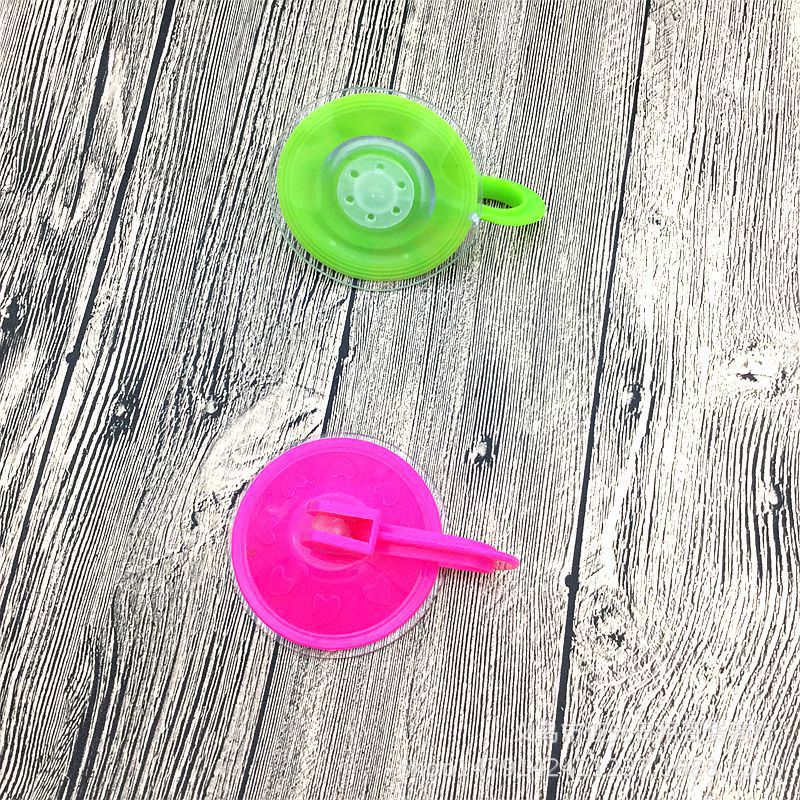 Two large vacuum suction cups and hooks, each with a suction hook for 2 yuan, are selling well at street stalls in daily necessities wholesale Specification image