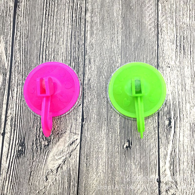 Two large vacuum suction cups and hooks, each with a suction hook for 2 yuan, are selling well at street stalls in daily necessities wholesale details Picture