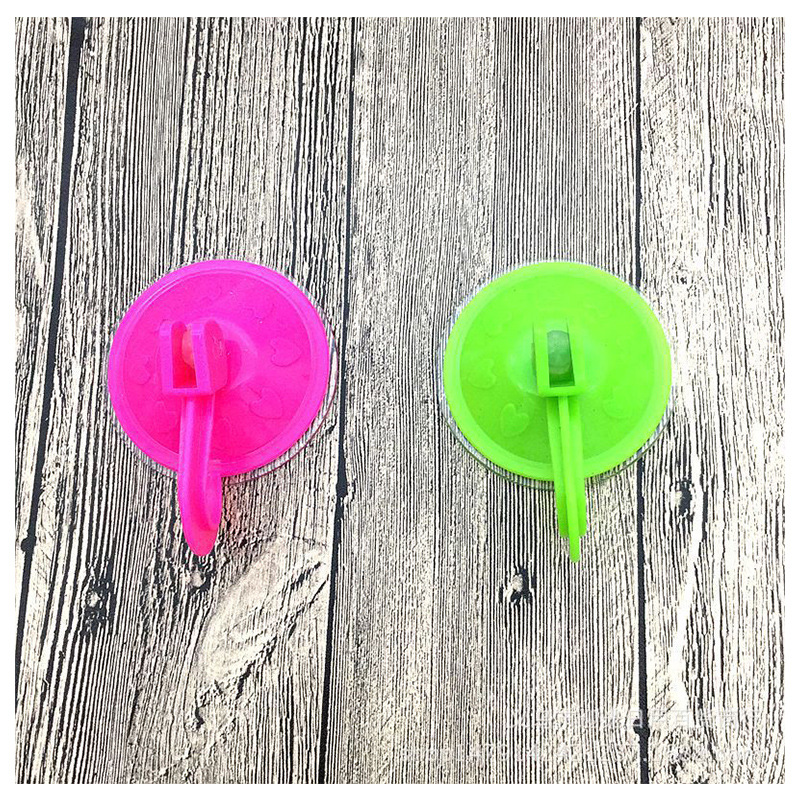 Two large vacuum suction cups and hooks, each with a suction hook for 2 yuan, are selling well at street stalls in daily necessities wholesale Application Scenario