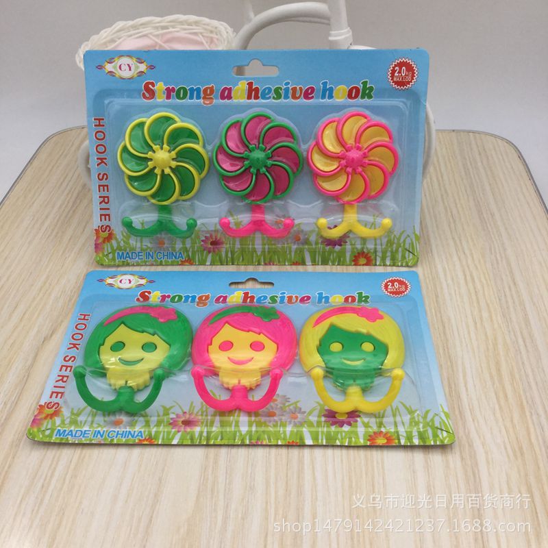 Creative cartoon color plastic adhesive hooks are selling well at the 2-yuan store. They are wall-sticking adhesive hooks, coat hooks, and small item hooks